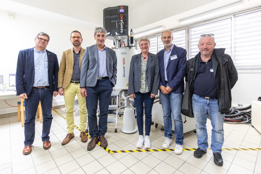 Le spectromètre inauguré en présence de (de gauche à droite) : Matthieu Arlat, vice-président recherche de l’université Toulouse III – Paul Sabatier ; Antoine Foucault, directeur adjoint enseignement supérieur et recherche, direction innovation, industrie, recherche et enseignement supérieur à la Région Occitanie ; Jean-Pierre Simorre, directeur adjoint scientique CNRS Chimie ; Christelle Guégan, déléguée régionale adjointe à la délégation régionale académique à la recherche et à l'innovation ; Fabien Delpech, directeur de l’Institut de chimie de Toulouse ; François Delpla, chargé de mission recherche-enseignement supérieur à Toulouse Métropole.