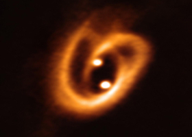 Disque et accrétion de matière au sein d’une protoétoile double observée avec le radiotélescope ALMA. © ALMA / ESO / NRAO / NAOJ, Alves et al 2019